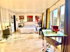 Teraslı ve büyülü Paris manzaralı daire