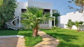 La Soukra'da iyi bir konuma sahip villa