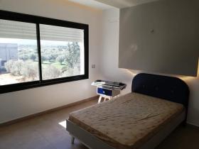Güvenli bir konutta yer alan lüks modern ev