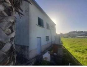 Özel arazisi ve bahçesi olan büyük kır evi