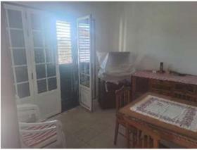 Özel arazisi ve bahçesi olan büyük kır evi