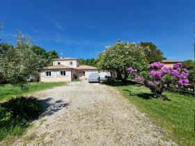 Yüzme havuzlu büyüleyici Provence tarzı ev