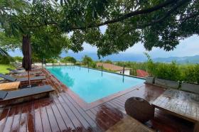 Merkezi ve sakin bir bölgede deniz manzaralı 20 kişilik lüks villa