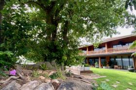 Olağanüstü bir ortamda deniz manzaralı villa