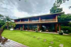 Olağanüstü bir ortamda deniz manzaralı villa