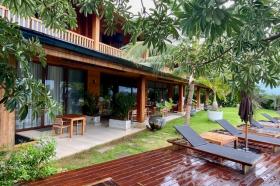 Olağanüstü bir ortamda deniz manzaralı villa