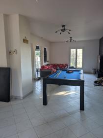 Dağın panoramik manzarasına sahip tek katlı ev