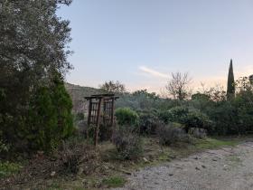 Dağın panoramik manzarasına sahip tek katlı ev