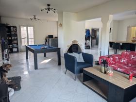 Dağın panoramik manzarasına sahip tek katlı ev