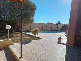 Denize bir taş atımı mesafede, iki katlı, muhteşem 380 m2 villa