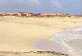 8 km genişliğindeki beyaz kumlu plajın önünde satılık otel kompleksi