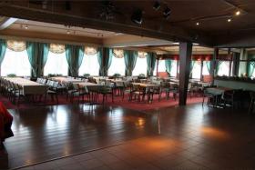 İyi bakımlı göl kenarı oteli ve restoranı