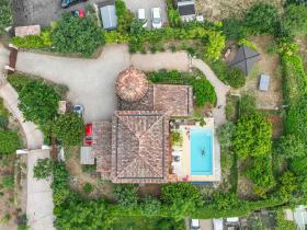 Isıtmalı yüzme havuzu ve kuru taş kulesi olan Provence tarzı kır evi