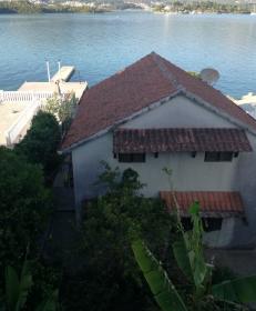 Karadağ'da deniz kıyısındaki yeni ve eski evler