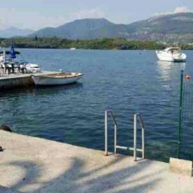 Karadağ'da deniz kıyısındaki yeni ve eski evler