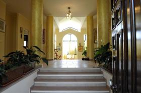 Zeytinlik içinde yer alan üç katlı villa.