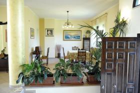 Zeytinlik içinde yer alan üç katlı villa.