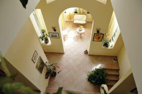 Zeytinlik içinde yer alan üç katlı villa.