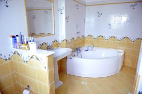 Zeytinlik içinde yer alan üç katlı villa.