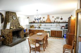 Zeytinlik içinde yer alan üç katlı villa.