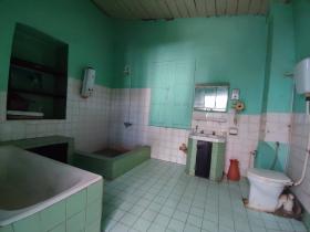 Büyük potansiyele sahip geniş kolonyal tarzı villa, gayrimenkul yatırımı için ideal.