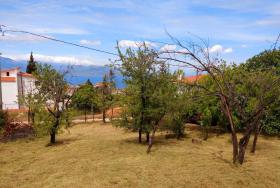 Deniz ve dağ manzaralı, 500 m2 büyüklüğünde, inşa edilebilir arsa.
