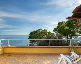 Denize eşsiz panoramik manzaralı satılık villa