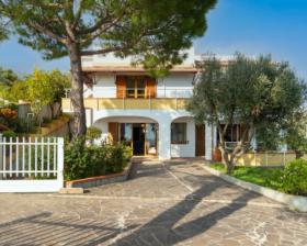 Denize eşsiz panoramik manzaralı satılık villa
