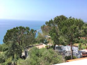 Denize eşsiz panoramik manzaralı satılık villa