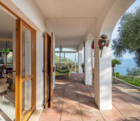 Denize eşsiz panoramik manzaralı satılık villa