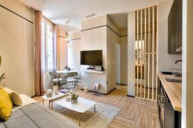 Küçük, şık bir apartman kompleksinde daire.