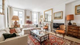 Paris'in 7. bölgesinde prestijli bir adreste yer alan şık 113 m2 daire.