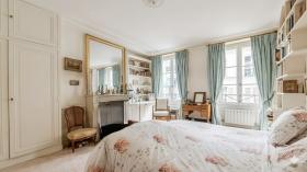 Paris'in 7. bölgesinde prestijli bir adreste yer alan şık 113 m2 daire.