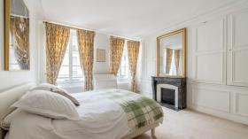 Paris'in 7. bölgesinde prestijli bir adreste yer alan şık 113 m2 daire.