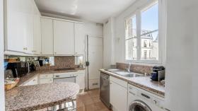 Paris'in 7. bölgesinde prestijli bir adreste yer alan şık 113 m2 daire.
