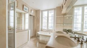 Paris'in 7. bölgesinde prestijli bir adreste yer alan şık 113 m2 daire.