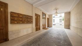 Paris'in 7. bölgesinde prestijli bir adreste yer alan şık 113 m2 daire.
