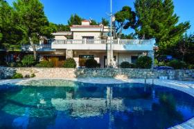 Prestijli Hipokrat Politia'da yer alan eşsiz lüks panoramik - göl manzaralı villa