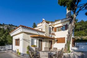 Prestijli Hipokrat Politia'da yer alan eşsiz lüks panoramik - göl manzaralı villa