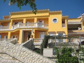 Plaja 60 m mesafede 12 daireli villa