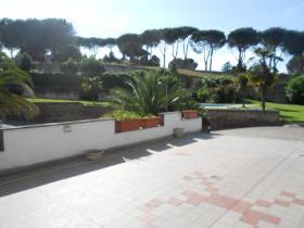 Roma'da 600 m2 havuzlu 3 katlı, 60 m2 parklı, 2000 m2 parklı, 4 daireden oluşan villa 