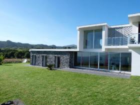 Eşsiz panoramik manzaralı deniz kenarında müstakil villa