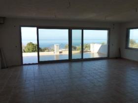 Ege Denizi'ne bakan bir dağ köyünde 2500 m2 arsa üzerinde karakterli ev