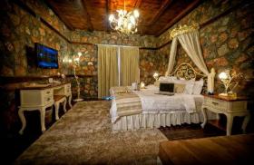 Kaimaktsalan dağının eteklerinde satılık lüks otel