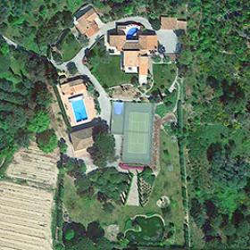 750 m2 yaşam alanına sahip 4 evden oluşan muhteşem neo Provencal mülk