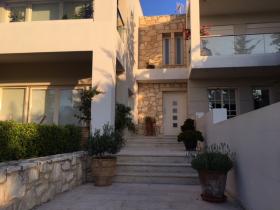 Dağ manzaralı ve özel bahçeli lüks villa