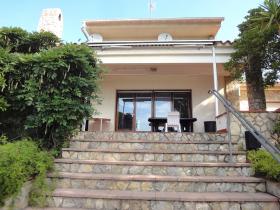 Arsa ve kapalı yüzme havuzlu satılık villa