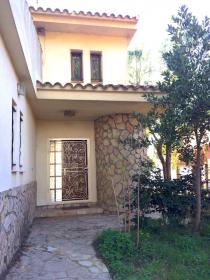 Arsa ve kapalı yüzme havuzlu satılık villa