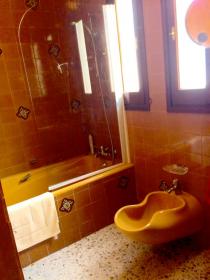 Arsa ve kapalı yüzme havuzlu satılık villa