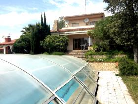Arsa ve kapalı yüzme havuzlu satılık villa